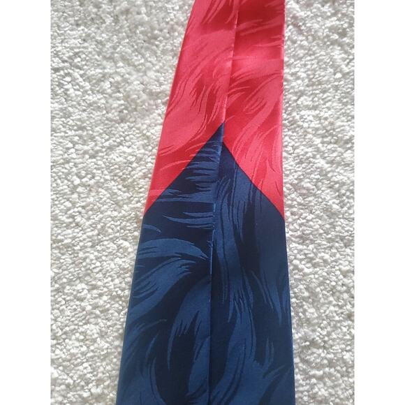 Vintage 100% Silk Cleveland Indians Wahoo Feather Neck Tie Red Blue USA - Picture 5 of 8